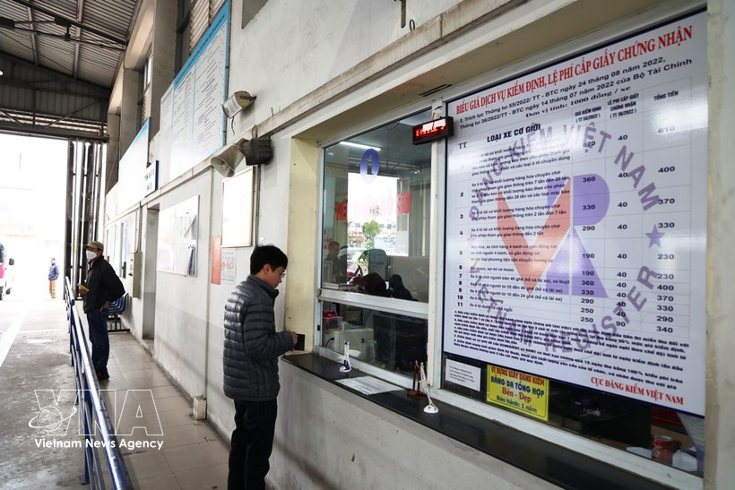 车主办理质检手续。图自越通社