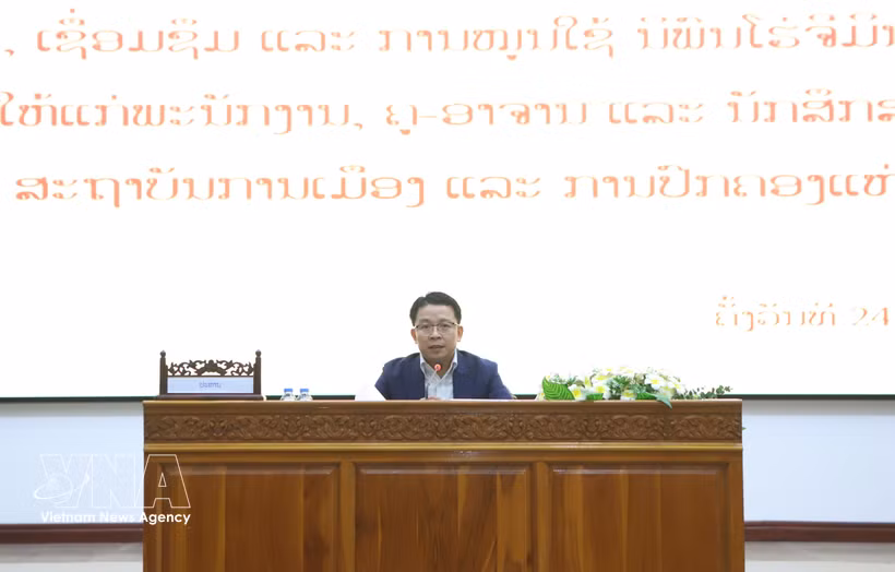 老挝人民革命党中央委员会候补委员、老挝国家政治行政学院党委副书记兼副院长道沙万（Daosavan Kheuamixay）副教授在会上介绍《胡志明全集》一书内容。图自越通社
