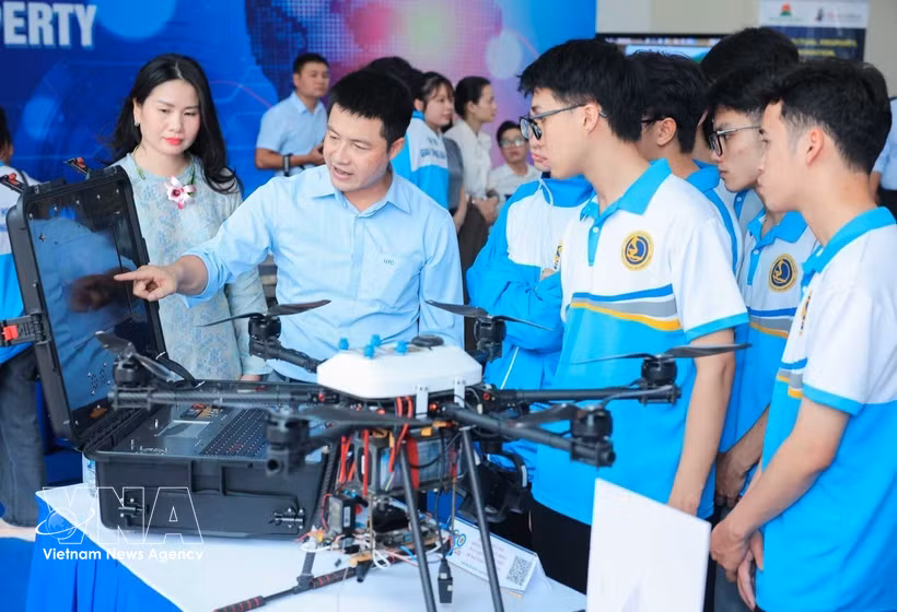 大学生参观2025年9月世界知识产权组织（WIPO）总干事与越南青年对话活动上开设的科技产品展区。图自越通社