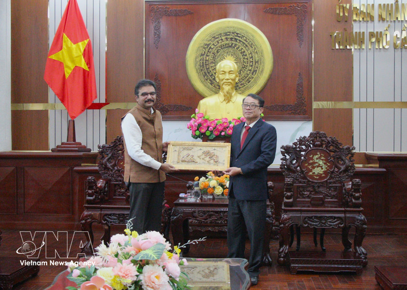 印度驻胡志明市总领事维普拉·潘迪向芹苴市领导赠送纪念品。图自越通社