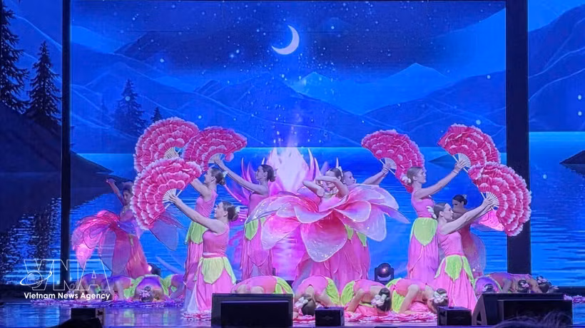 旅俄越南人艺术团的表演节目。图自越通社