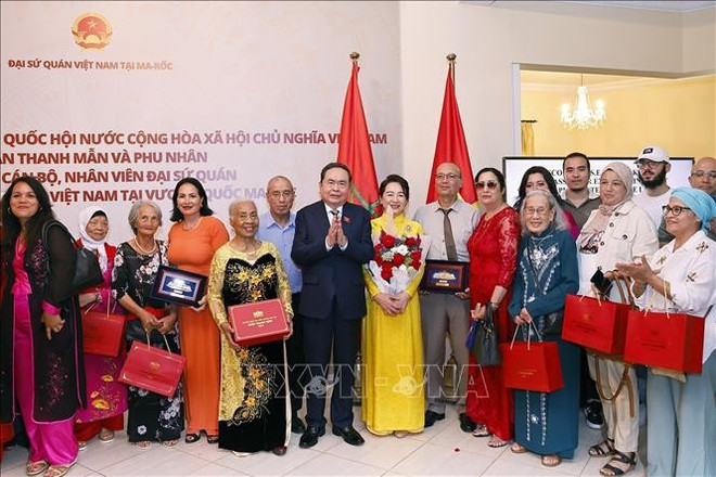 陈青敏和夫人向侨胞们送去礼品。图自越通社 tran-thanh-man-2.jpg