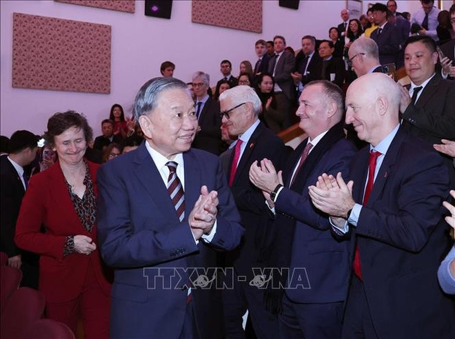 越共中央总书记苏林造访英国牛津大学。图自越通社 .jpg