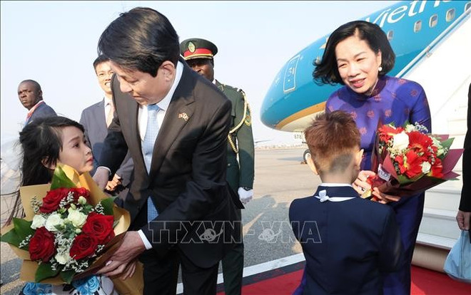 越南国家主席梁强及夫人抵达安哥拉首都罗安达夸德罗国际机场。图自越通社 ctn2.jpg