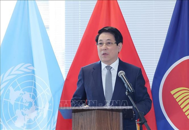 国家主席梁强在见面会上发表讲话。图自越通社 ctn-phai-doan.jpg