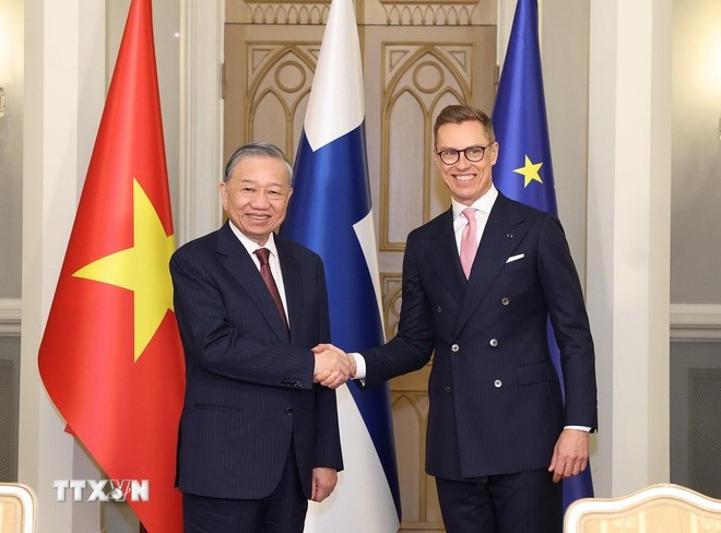 各项合作文件签署后,苏林总书记与斯图布亲切握手。图自越通社 le-ky-2.jpg