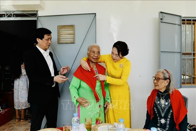 阮氏青娥夫人向越侨老人送礼品。图自越通社 thanh-nga-4.jpg