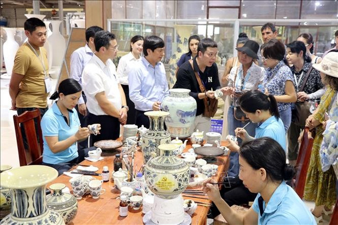 出席亚太经合组织工商咨询理事会第三次会议代表参观舟逗制陶村。图自越通社 gom-3.jpg