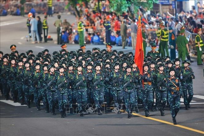 参加国家级阅兵、游行预演的各方阵过南门区。图自越通社 khoi-dieu-binh.jpg