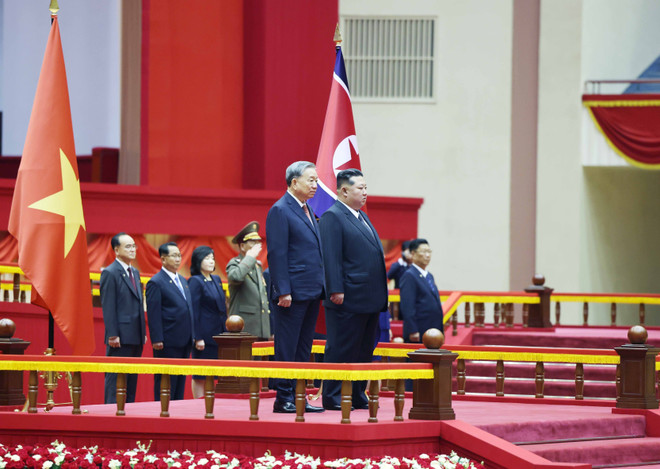 苏林总书记与金正恩登上检阅台。图自越通社 anh-2.jpg