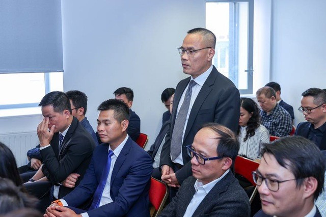 巴黎理工学院(IP Paris)教授阮文心在见面会上提出意见和建议。图自越通社 kieu-bao-2.jpg