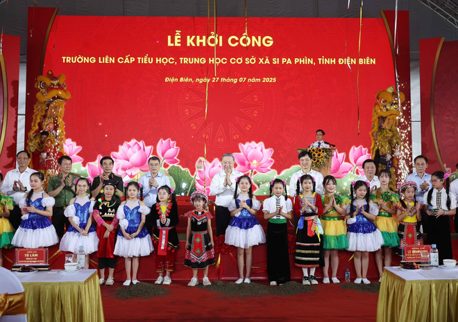 苏林总书记同儿童们合影。图自越通社 to-lam2.jpg