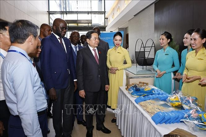 陈青敏和塞内加尔国民议会议长恩迪亚耶参观越南展位。图自越通社 tham-quan-gian-hang.jpg