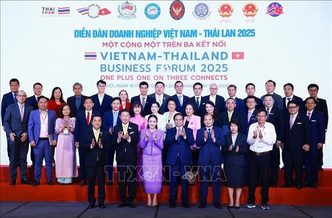 政府总理范明政与泰国总理佩通坦与两国企业代表合影。图自越通社 thu-tuong-thai-lan2.jpg
