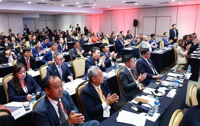 出席座谈会的双方代表。图自越通社 toa-dam-2.jpg