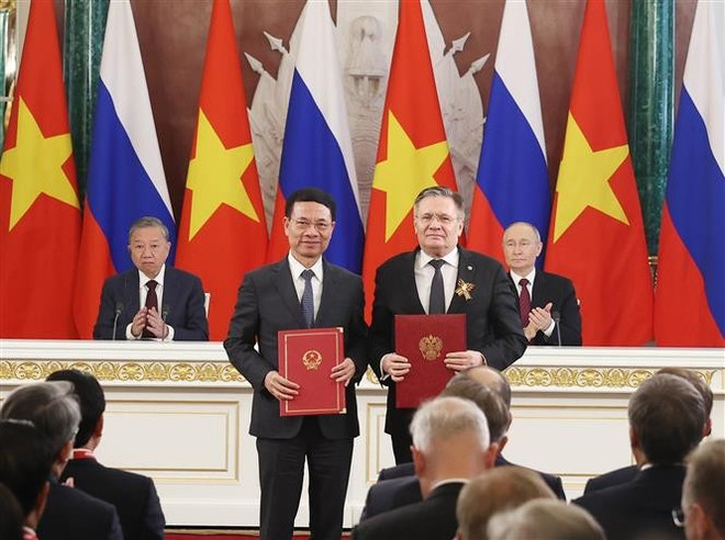 苏林总书记与普京总统共同见证了越南科技部与俄罗斯国家原子能集团(ROSATOM)代表互相交换关于2025-2030年和平利用核能总体合作路线图。图自越通社 van-kien-hop-tac2.jpg