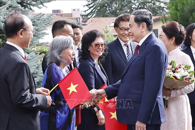 越南国会主席陈青敏和夫人会见越南常驻代表机构和大使馆工作人员以及旅瑞越南人社群代表。图自越通社 tran-thanh-man.jpg