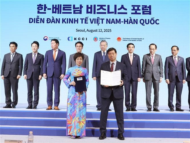 越南通讯社总经理武越庄与韩国联合通讯社社长黄大一交换新阶段业务合作协议。 图自越通社 tong-giam-doc-ttxvn.jpg