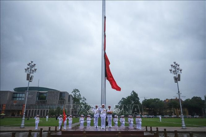 国旗降半旗仪式在巴亭广场隆重举行。图自越通社 treo-co-ru.jpg