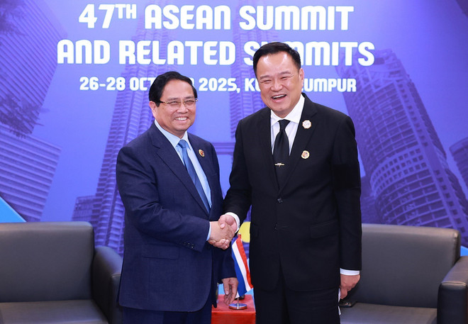 政府总理范明政与泰国总理阿努廷握手。图自越通社 thai-lan.jpg