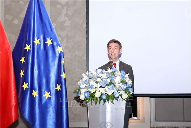 欧盟驻越南代表团团长朱利安·古尔利尔在活动上发表讲话。图自越通社 chau-au.jpg