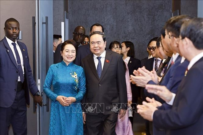 国会主席陈青敏和夫人越南驻塞大使馆工作人员以及旅塞越南人社群代表。图 tran-thanh-man-3.jpg