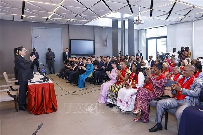 国会主席陈青敏会见越南驻塞大使馆工作人员以及旅塞越南人社群代表。图自越通社 tran-thanh-man-4.jpg