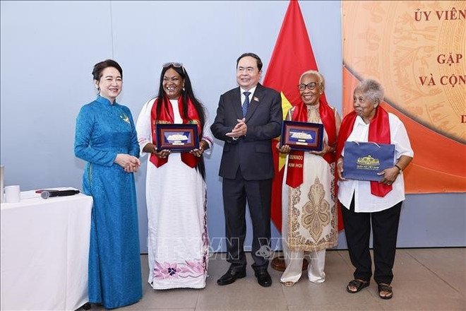 陈青敏与夫人向旅塞越南人社群赠送礼品。图自越通社 tran-thanh-man-2.jpg