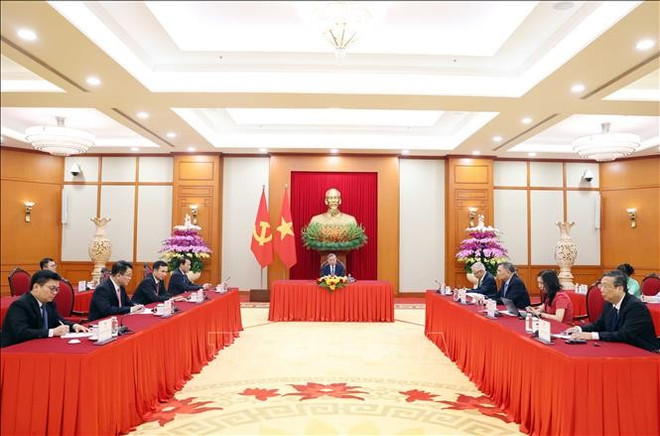 越共中央总书记苏林总与欧洲理事会主席安东尼奥·科斯塔通电话。图自越通社 to-lam2.jpg