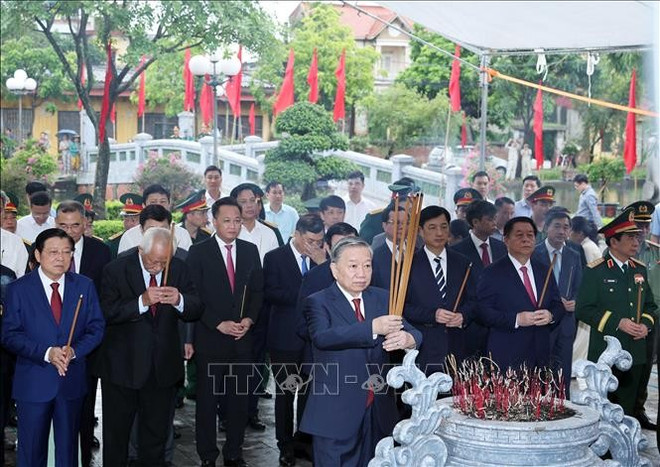 苏林总书记和各位党、国家领导同志为阮文灵同志上香。图自越通社 nguyen-van-linh-3.jpg