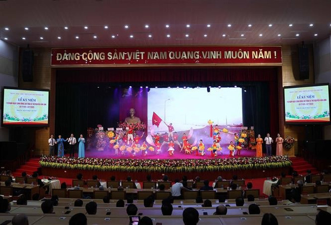 纪念阮文灵总书记诞辰110周年大会上的文艺演出。图自越通社 nguyen-van-linh-1.jpg