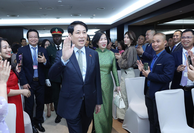 国家主席梁强会见旅安哥拉越南人社群代表。图自越通社 gap-dong-dong-2.jpg
