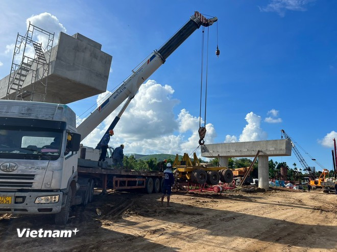 承包商实施东部北南高速公路上大桥项目。图自Vietnam+ anh-2.jpg