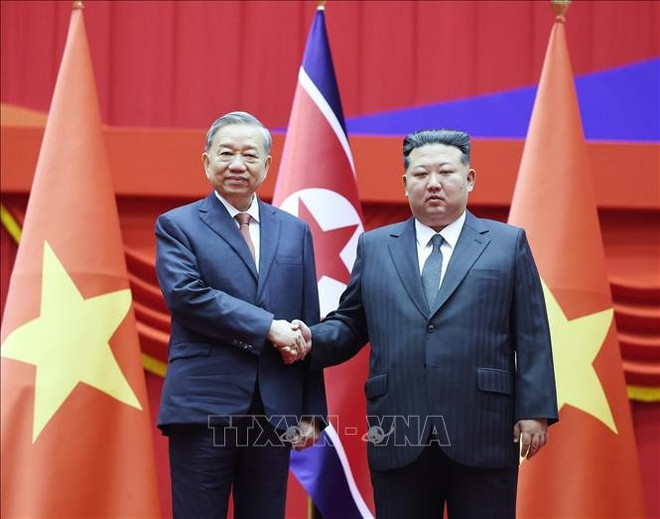 苏林总书记与金正恩握手。图自越通社图 anh-3.jpg
