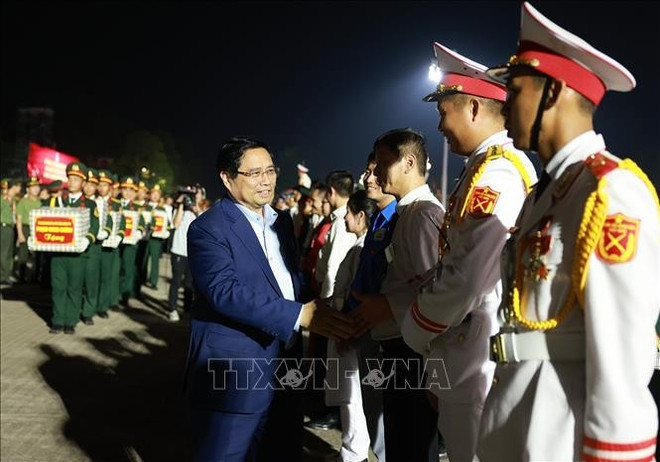 政府总理范明政看望慰问参加阅兵、游行活动的战士们。图自越通社 pham-minh-chinh.jpg