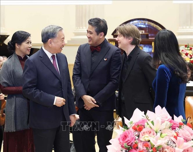 苏林总书记和夫人与各位艺术家亲切交谈。图自越通社 hoa-nhac2-copy.jpg