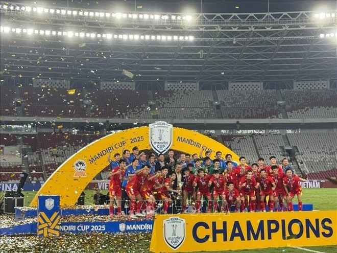 越南U23国家队以1比0战胜印度尼西亚U23队,连续第三次荣获东南亚U23足球锦标赛决赛中冠军。图自越通社 u23.jpg