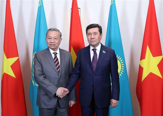 苏林总书记会见哈萨克斯坦议会下院议长叶尔兰·科沙诺夫。图自越通社 chu-tich-ha-vien-2.jpg
