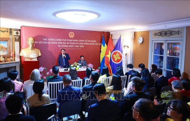 政府总理范明政会见越南驻瑞典大使馆工作人员和旅瑞越侨代表现场。图自越通社 gap-kieu-bao-2.jpg