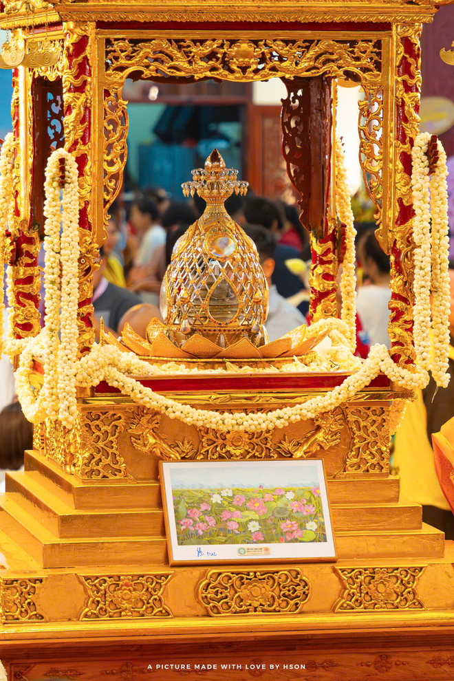 《莲花净境》被陈列在释迦牟尼佛舍利旁边。 lien-hoa-tinh-canh-3.jpg