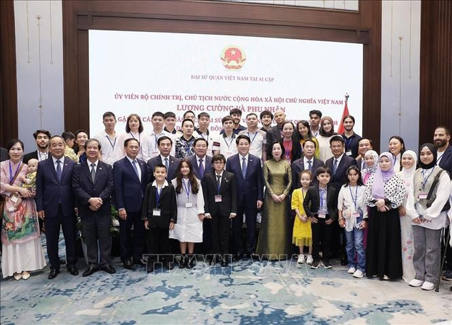 国家主席梁强和夫人与旅埃越南人社群代表合影。图自越通社 ctn-chup-anh.jpg