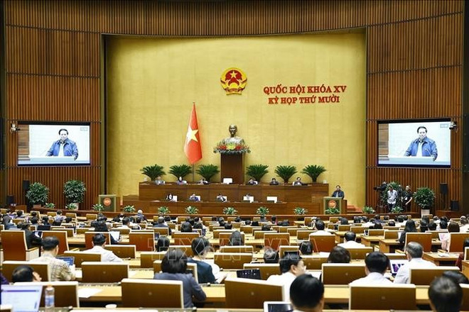 政府总理范明政发言,进一步厘清国会代表提出的一些问题。图自越通社。 pmc2.jpg