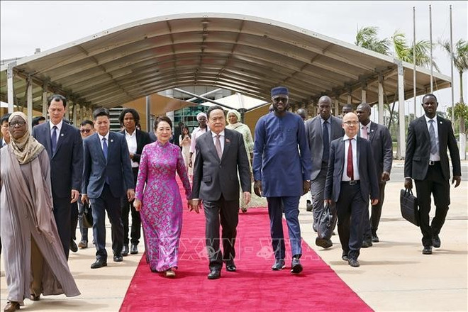 塞内加尔国民议会议长马利克·恩迪亚耶(El Malick Ndiaye)等来到布莱兹·迪亚涅国际机场为陈青敏一行送行。图自越通社 ket-thuc-chuyen-tham.jpg