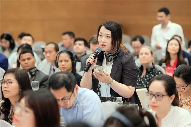 日本记者在新闻发布会上提问。图自越通社 phong-vien.jpg