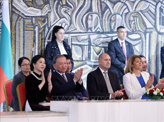 苏林总书记与夫人、保加利亚总统鲁门·拉德夫及夫人共同观看保越两国艺术家联合出演的艺术表演。图自越通社 xem-bieu-dien.jpg
