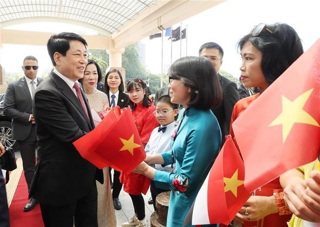 旅埃越侨代表来到机场迎接梁强和夫人一行。图自越通社 luong-cuong-2.jpg