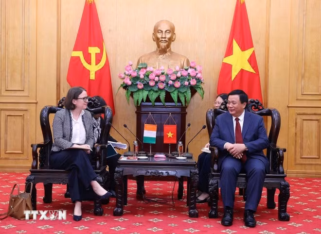 dong-chi-nguyen-xuan-thang-tiep-dai-su-ireland-03.jpg