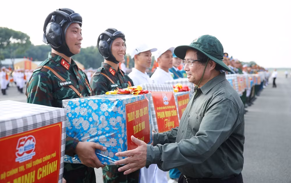 vna-potal-thu-tuong-dong-vien-cac-luc-luong-tham-gia-dieu-binh-ky-niem-50-nam-ngay-giai-phong-mien-nam-7982839.jpg