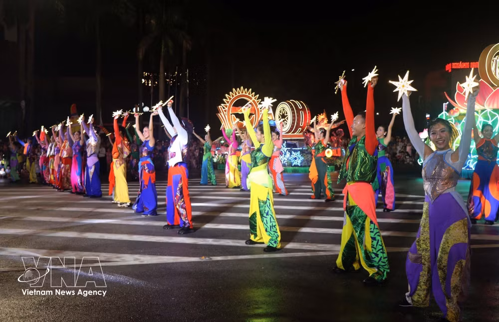 vnanet-vna-potal-nghe-an-hang-nghin-nguoi-dan-hoa-minh-vao-le-hoi-carnival-ruc-ro-sac-mau-8964035.jpg