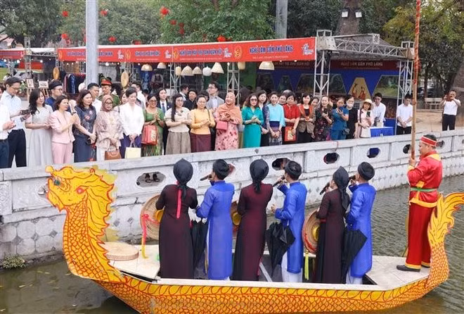 phu-nhan-thu-tuong-chu-tri-chuong-trinh-giao-luu-voi-nhom-phu-nu-cong-dong-asean-tai-ha-noi-7985663.jpg